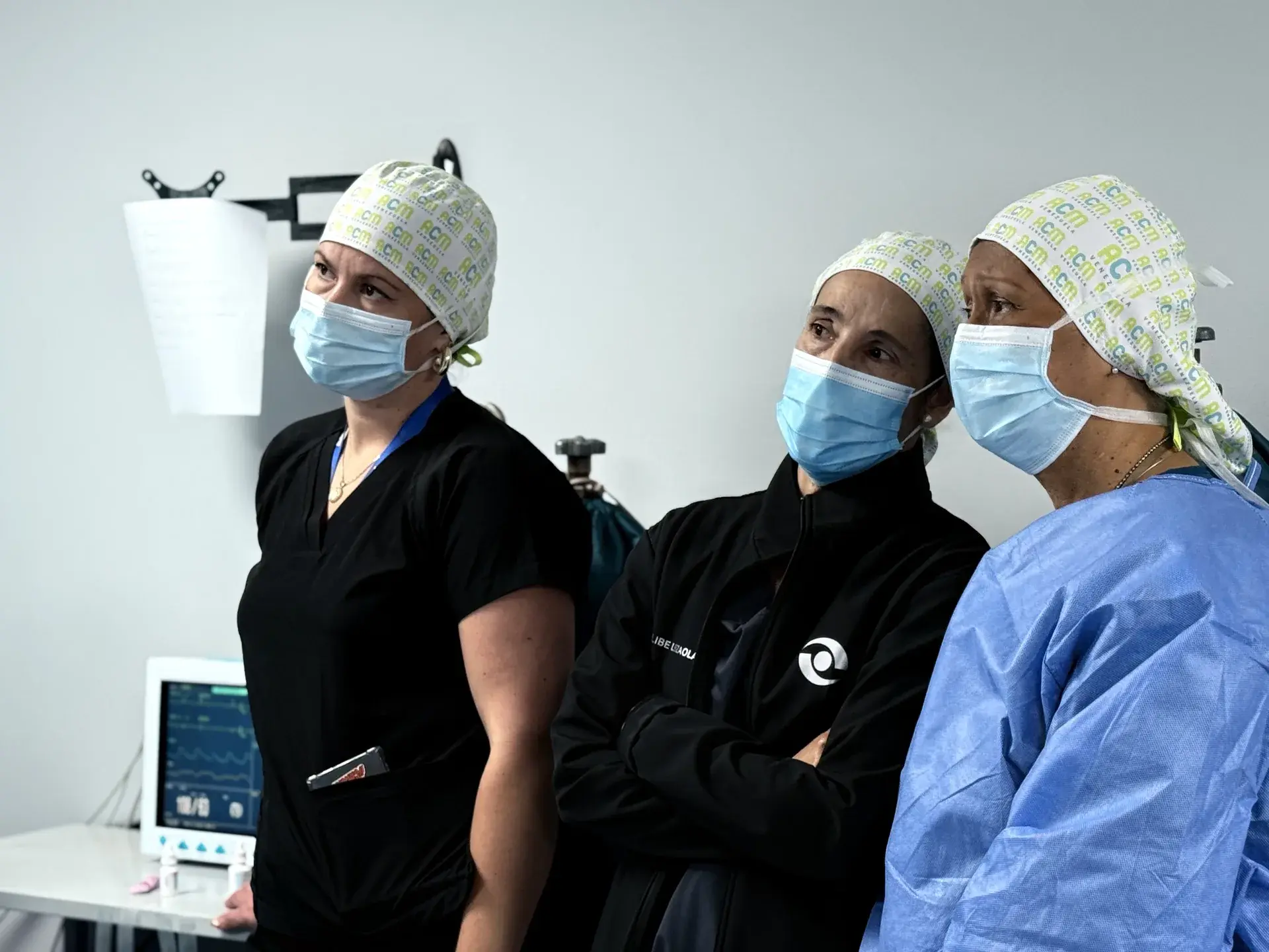 Especialistas de UIOMO Clínica de Ojos durante una cirugía con UNITY